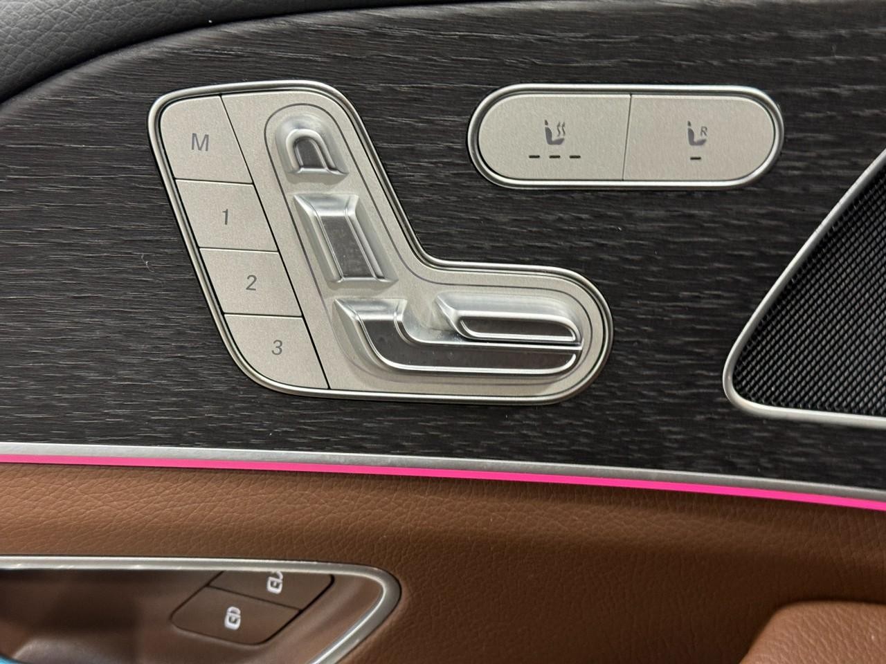 Mercedes-Benz GLE Vehicle Full-screen Gallery Image 26