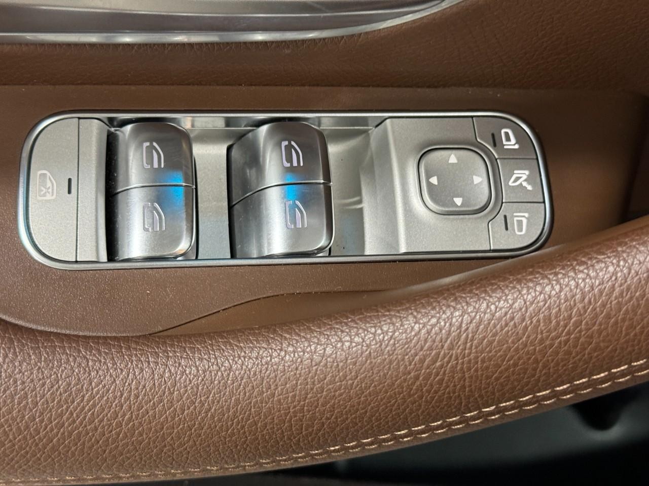 Mercedes-Benz GLE Vehicle Full-screen Gallery Image 28