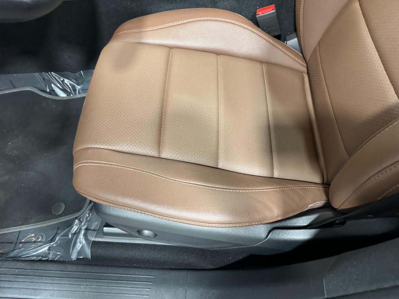 Mercedes-Benz GLE Vehicle Full-screen Gallery Image 31