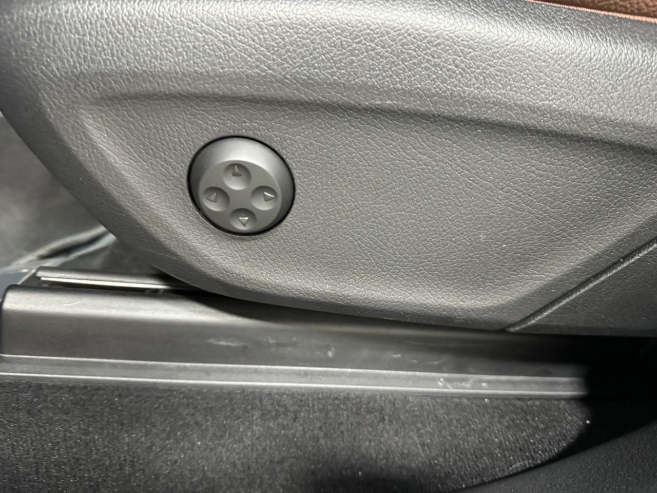 Mercedes-Benz GLE Vehicle Full-screen Gallery Image 32