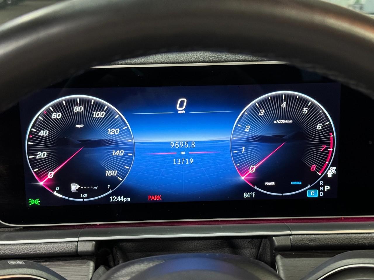 Mercedes-Benz GLE Vehicle Full-screen Gallery Image 36