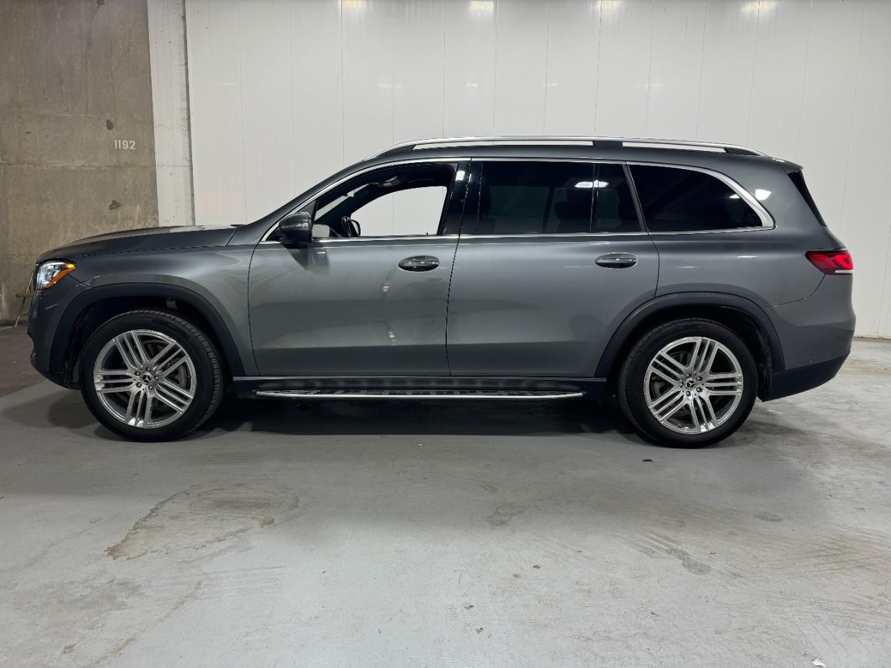 Mercedes-Benz GLS Vehicle Full-screen Gallery Image 2