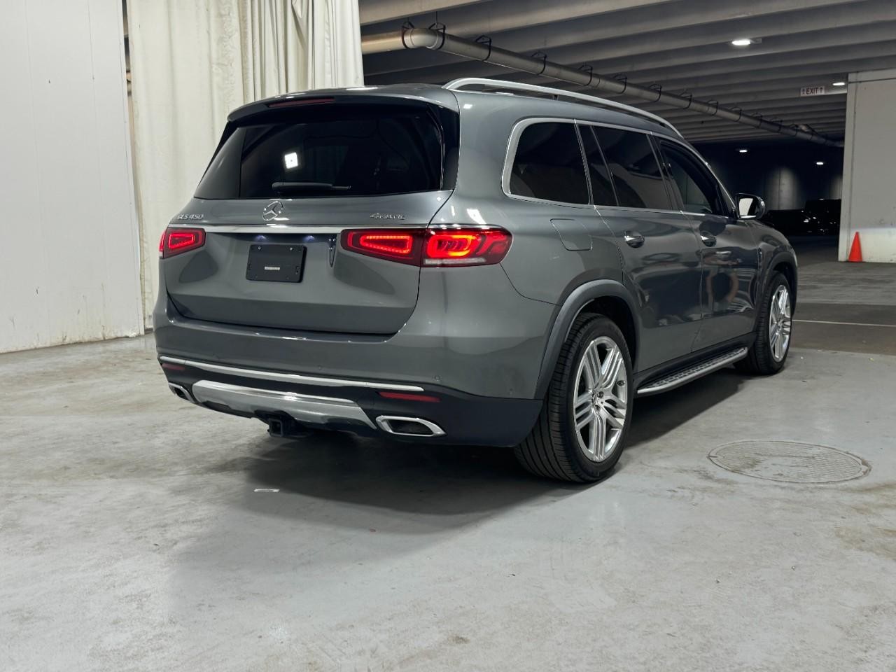 Mercedes-Benz GLS Vehicle Full-screen Gallery Image 4