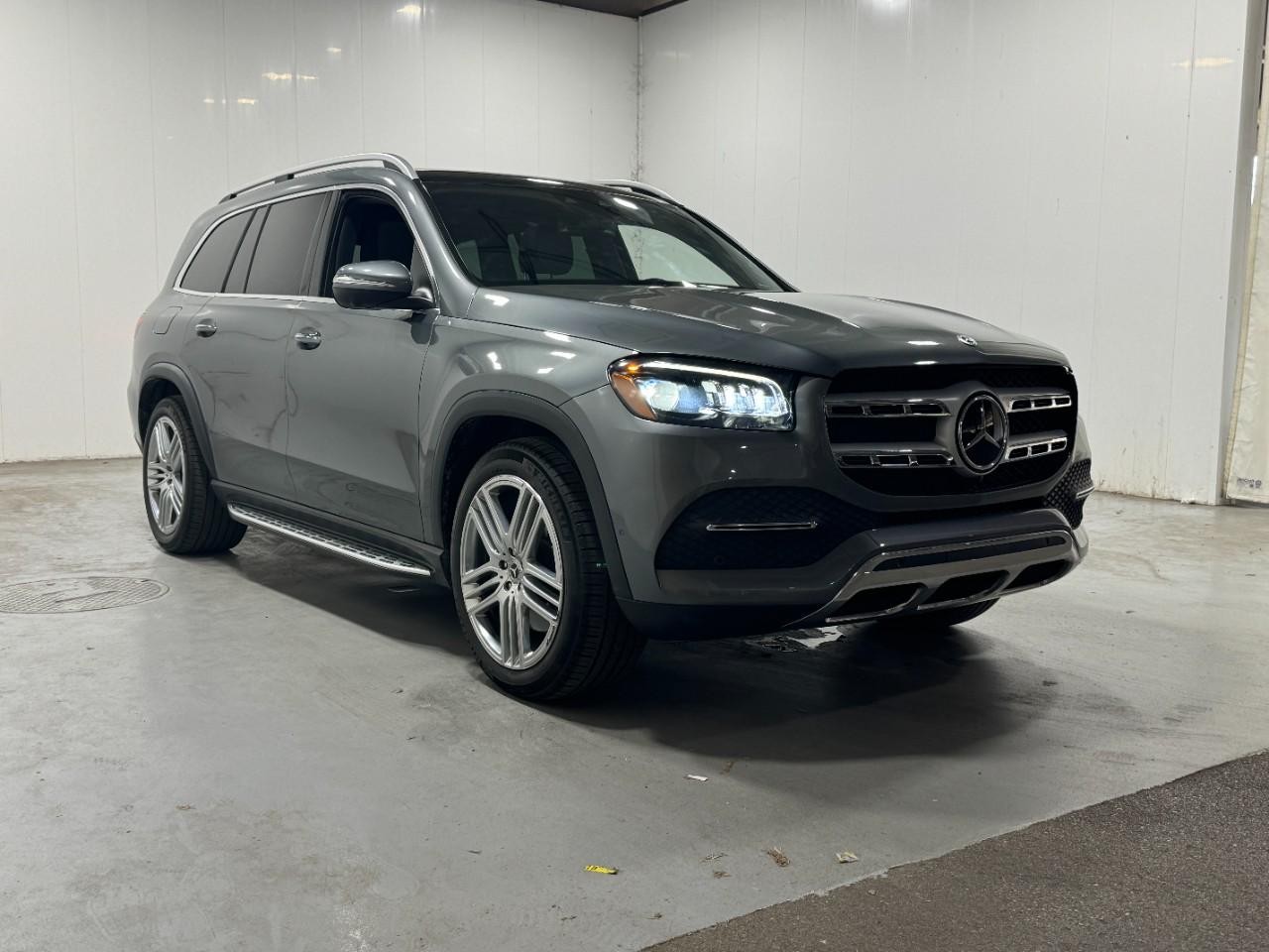 Mercedes-Benz GLS Vehicle Full-screen Gallery Image 6