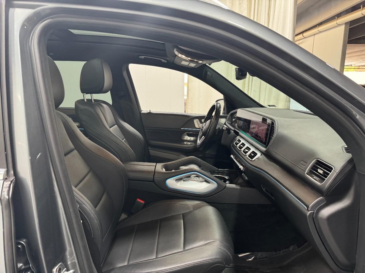 Mercedes-Benz GLS Vehicle Full-screen Gallery Image 21