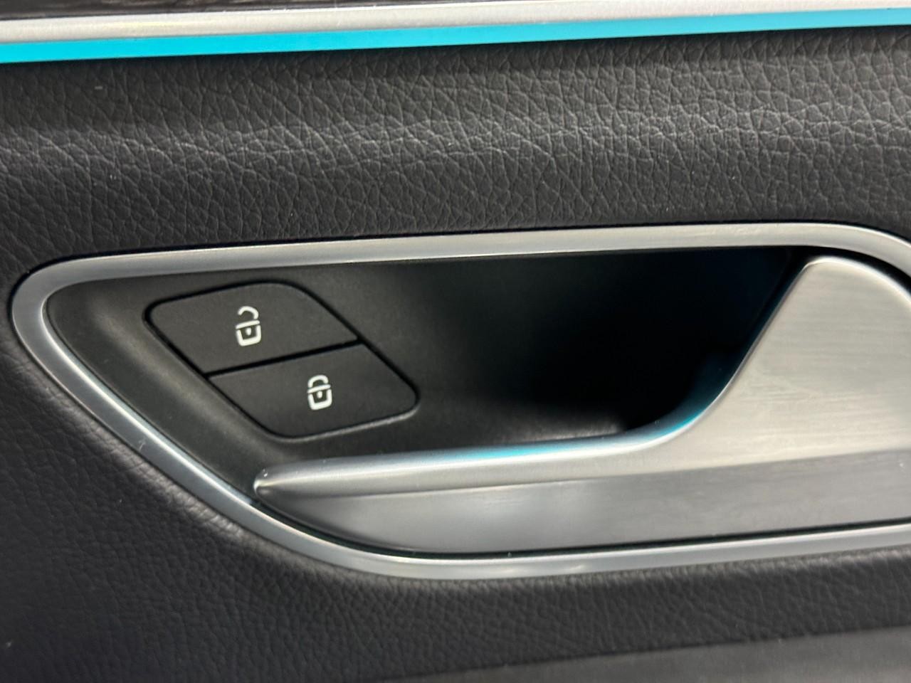 Mercedes-Benz GLS Vehicle Full-screen Gallery Image 24