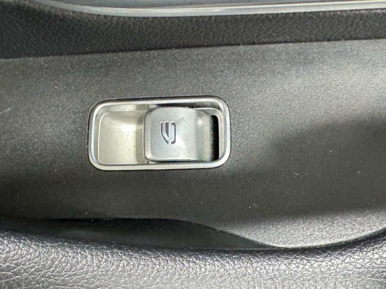 Mercedes-Benz GLS Vehicle Full-screen Gallery Image 25