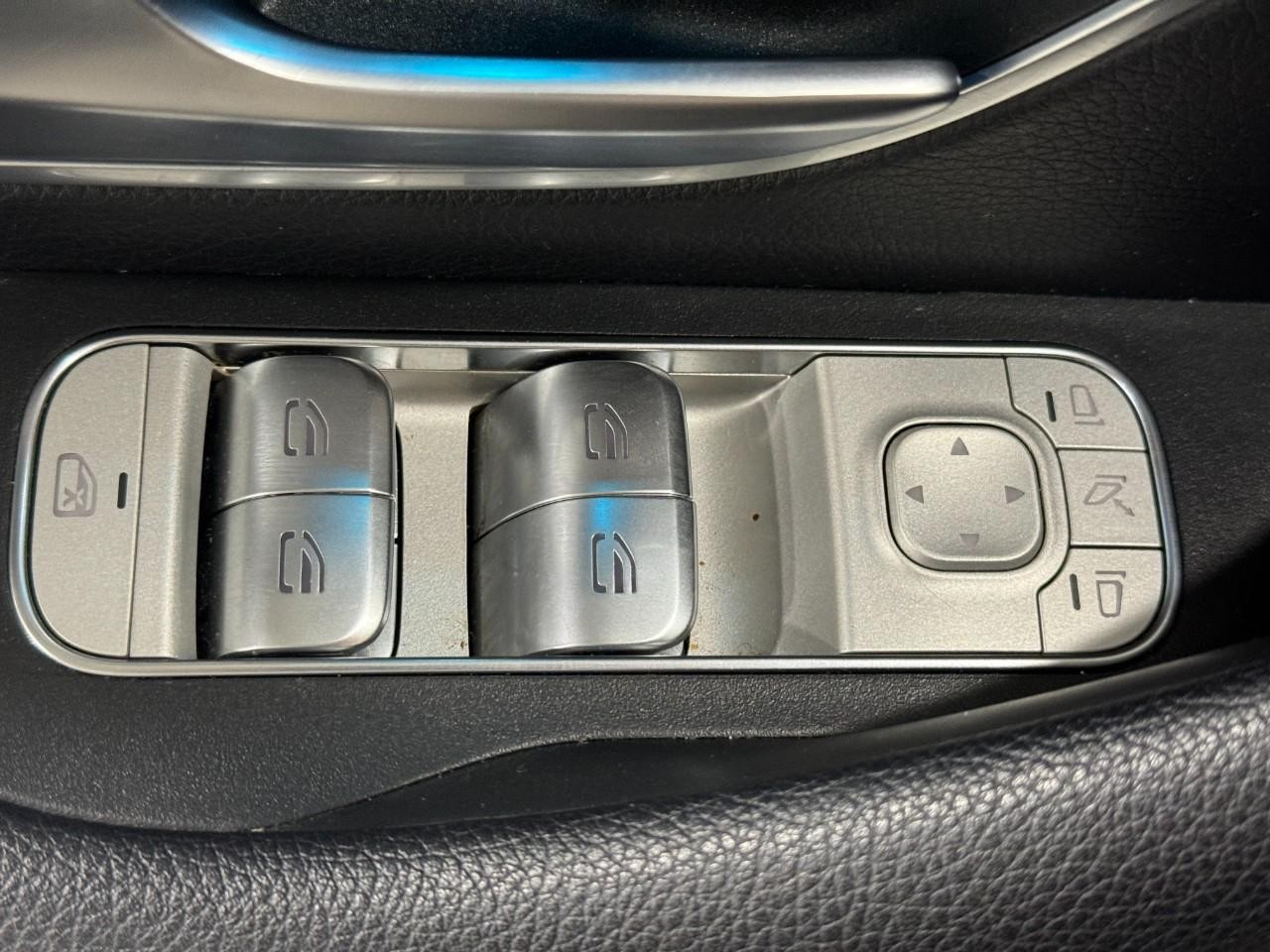 Mercedes-Benz GLS Vehicle Full-screen Gallery Image 29