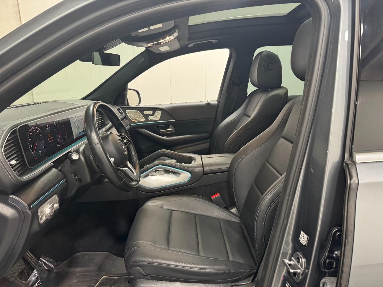 Mercedes-Benz GLS Vehicle Full-screen Gallery Image 31