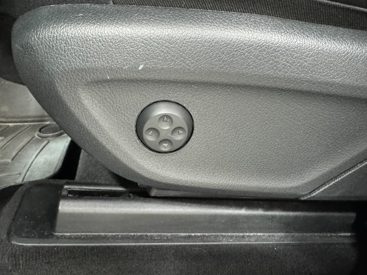 Mercedes-Benz GLS Vehicle Full-screen Gallery Image 33