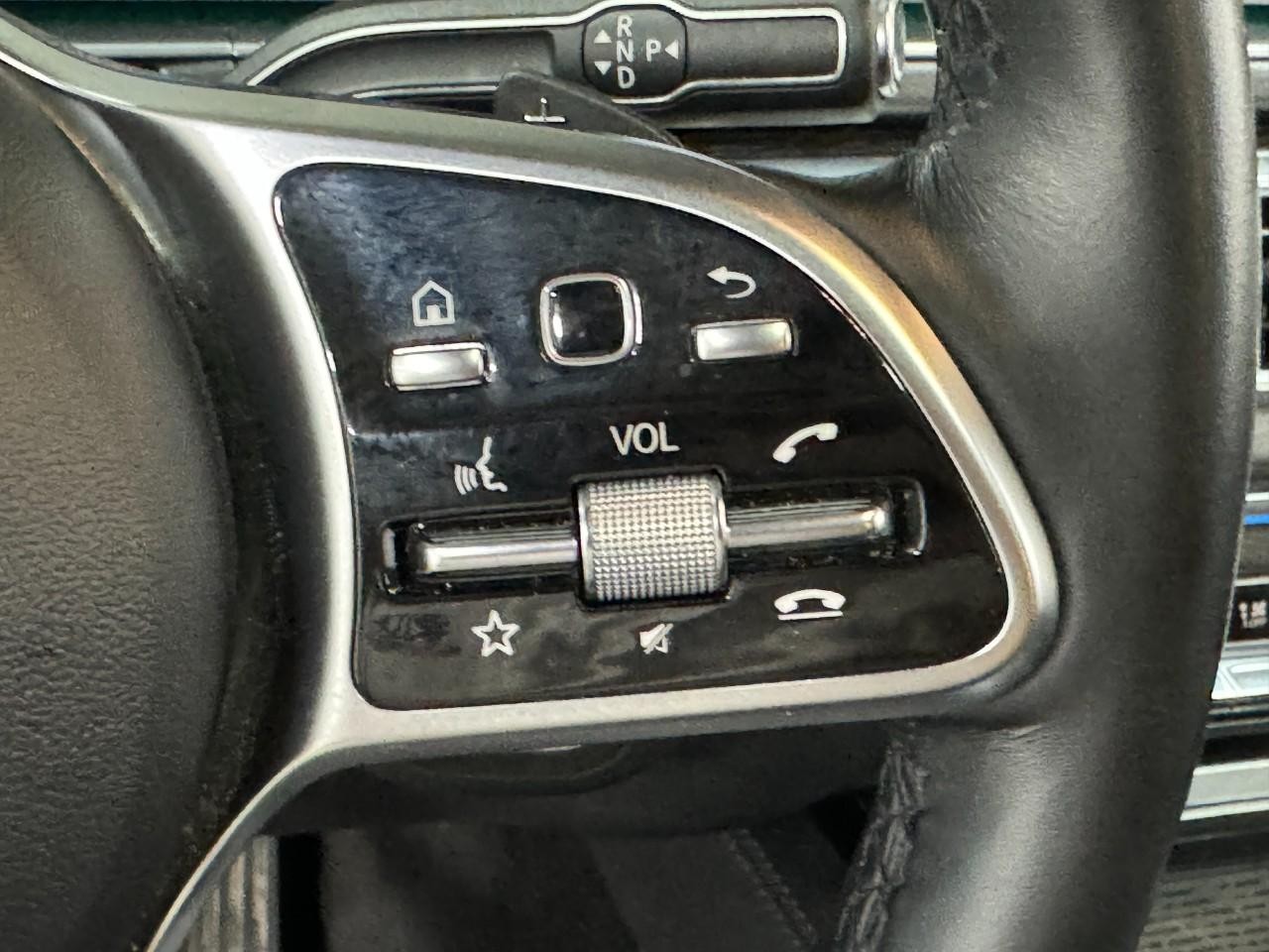 Mercedes-Benz GLS Vehicle Full-screen Gallery Image 36