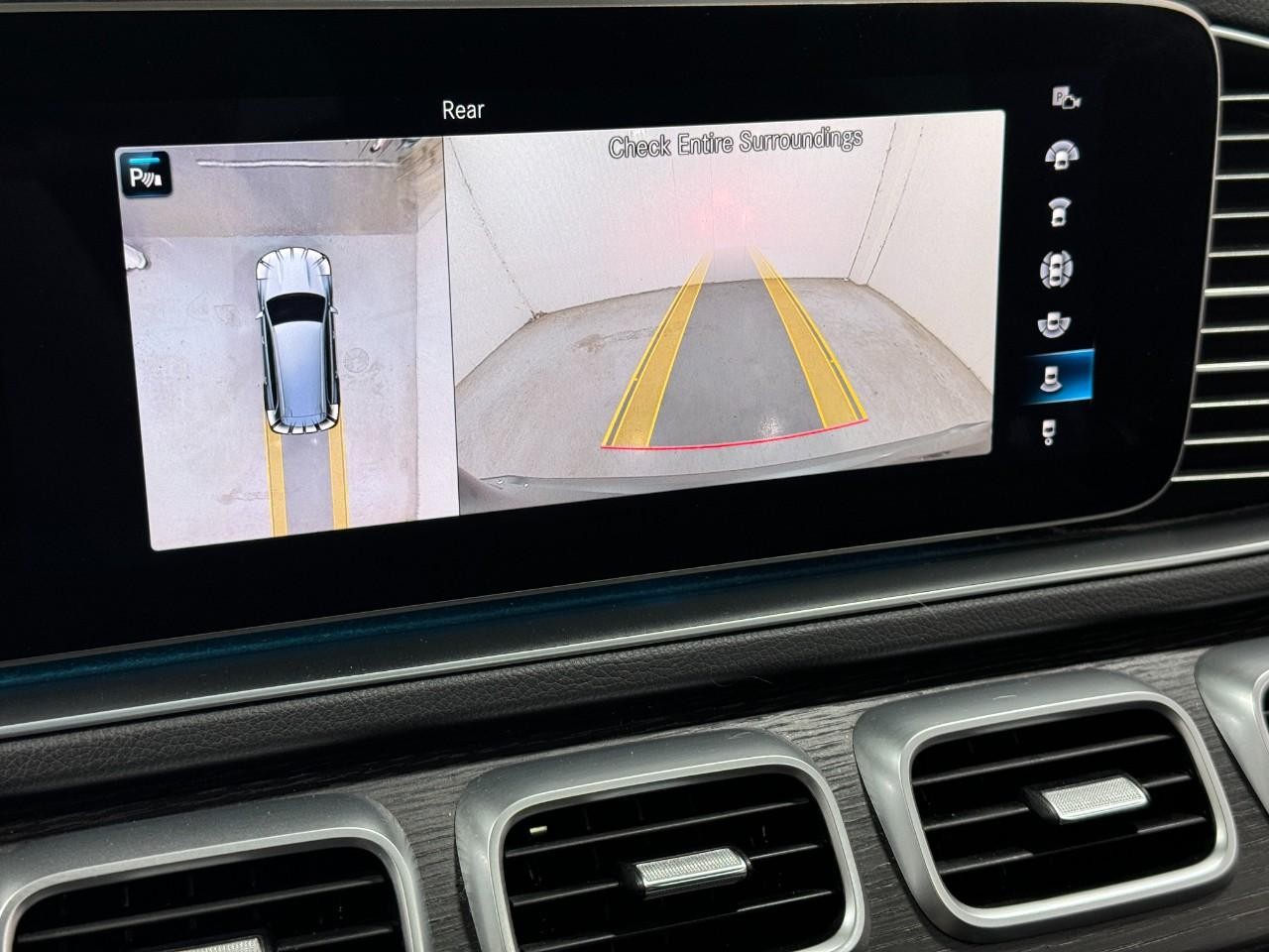 Mercedes-Benz GLS Vehicle Full-screen Gallery Image 39