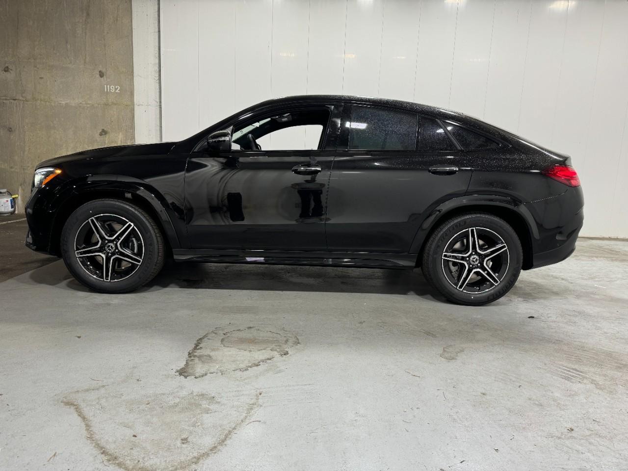 Mercedes-Benz GLE Vehicle Full-screen Gallery Image 2