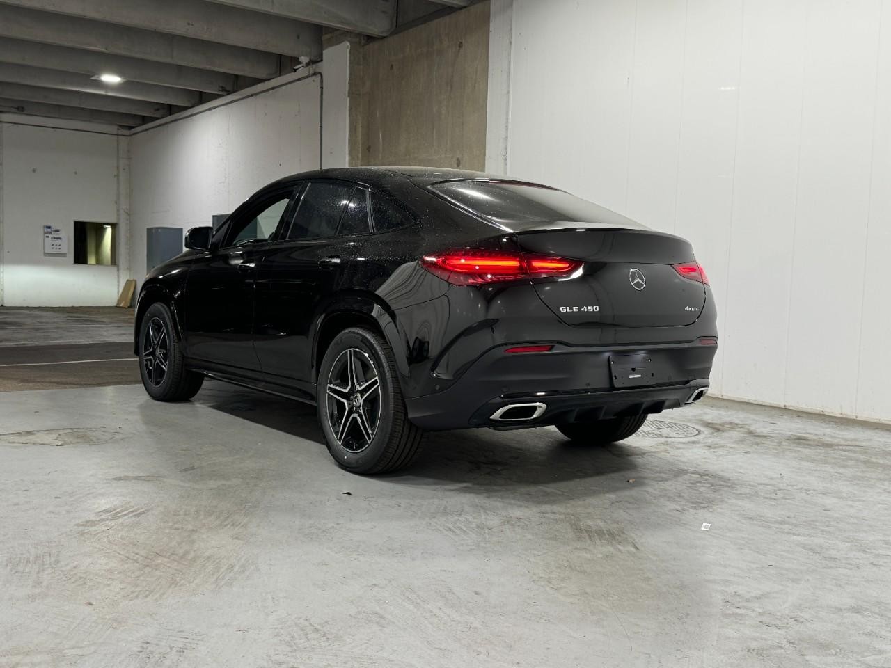 Mercedes-Benz GLE Vehicle Full-screen Gallery Image 3