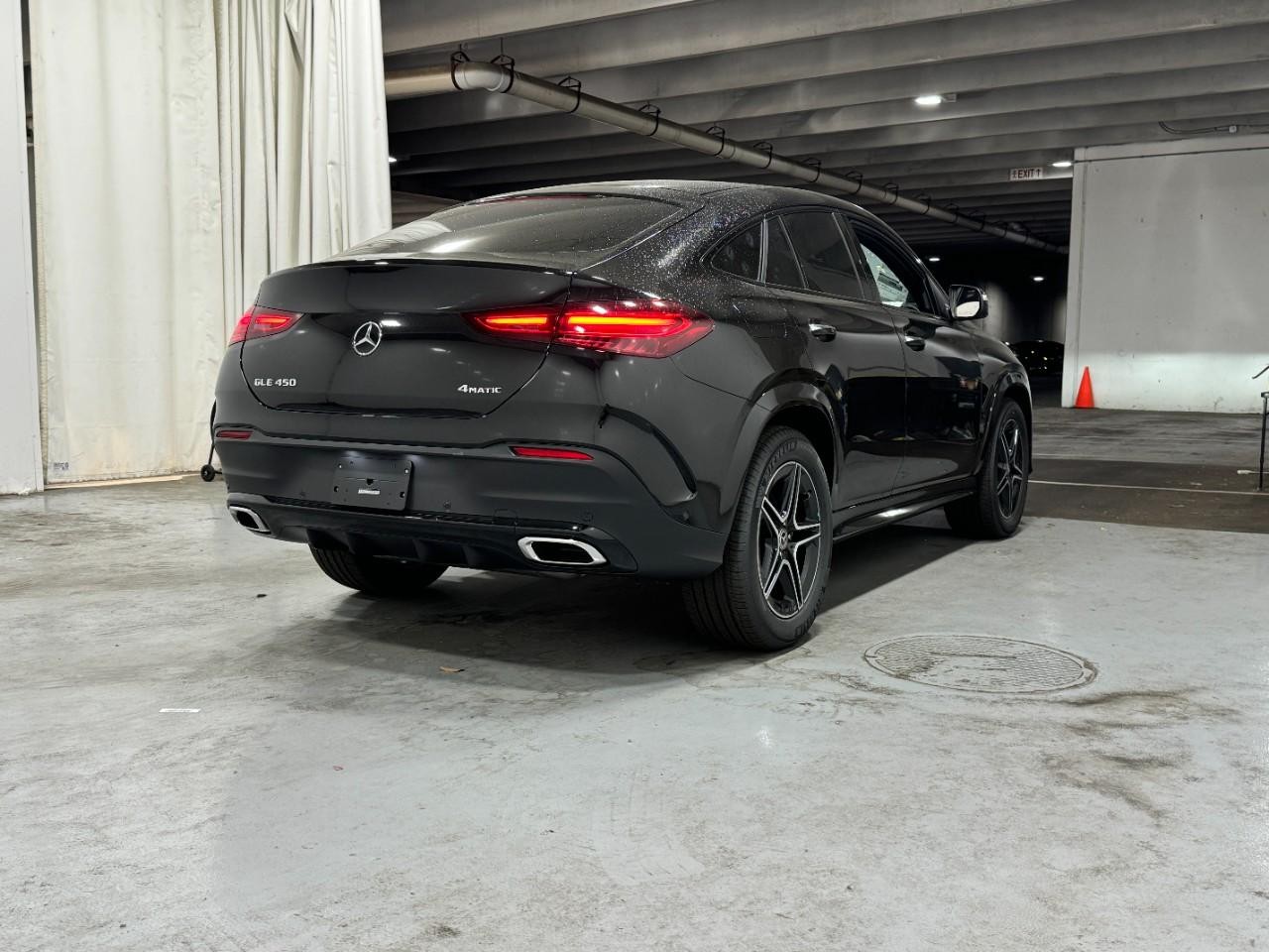 Mercedes-Benz GLE Vehicle Full-screen Gallery Image 4