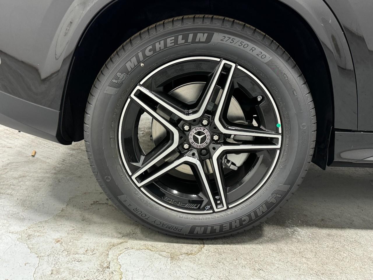 Mercedes-Benz GLE Vehicle Full-screen Gallery Image 5