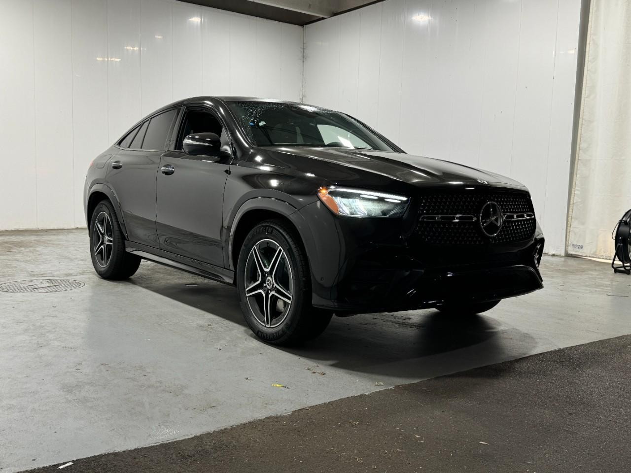 Mercedes-Benz GLE Vehicle Full-screen Gallery Image 6