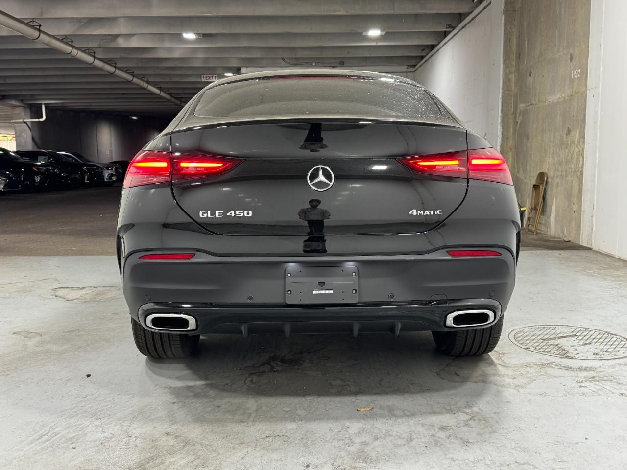 Mercedes-Benz GLE Vehicle Full-screen Gallery Image 9