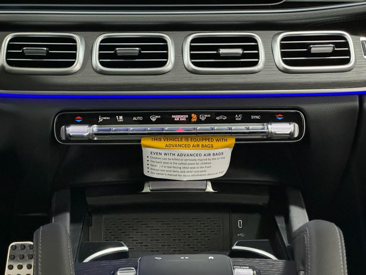 Mercedes-Benz GLE Vehicle Full-screen Gallery Image 15