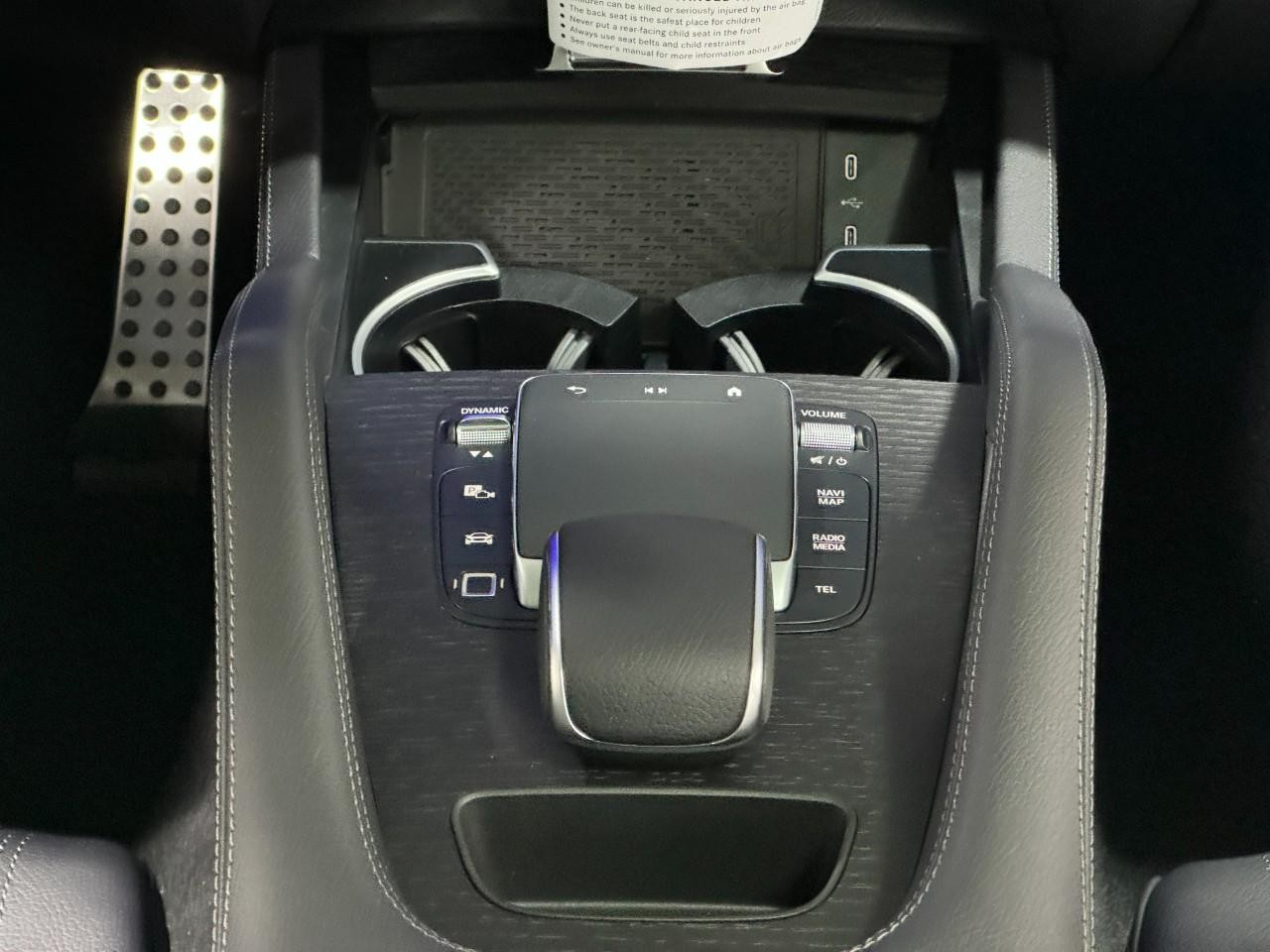 Mercedes-Benz GLE Vehicle Full-screen Gallery Image 16