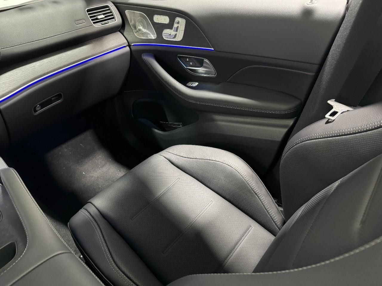 Mercedes-Benz GLE Vehicle Full-screen Gallery Image 17