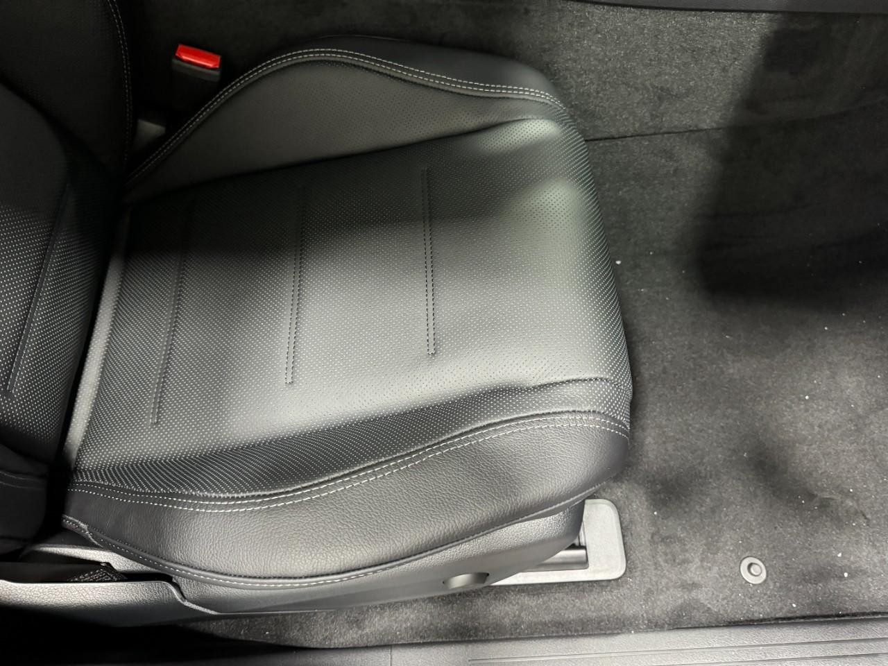 Mercedes-Benz GLE Vehicle Full-screen Gallery Image 19