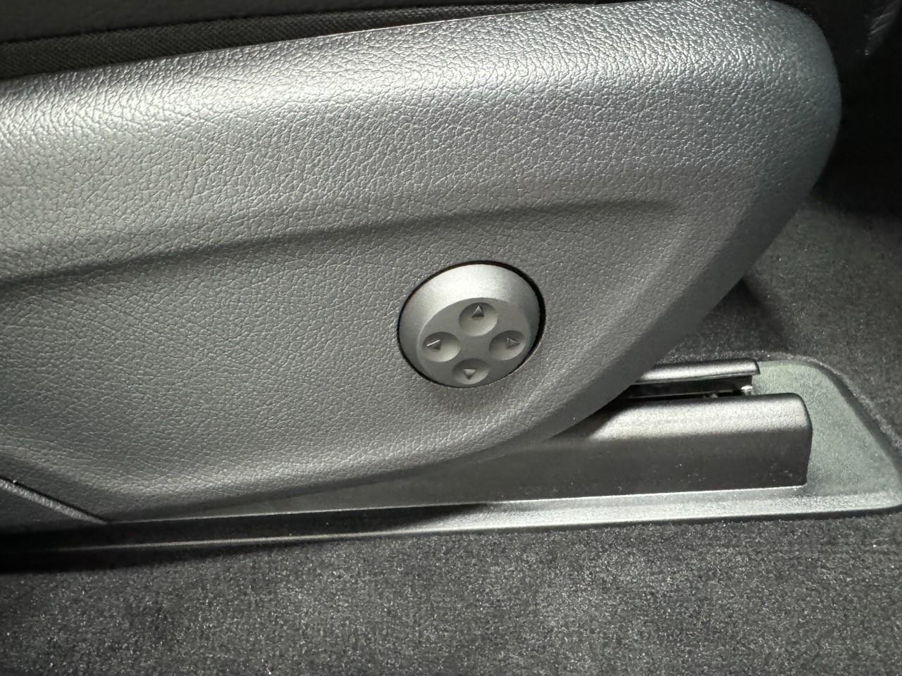 Mercedes-Benz GLE Vehicle Full-screen Gallery Image 20