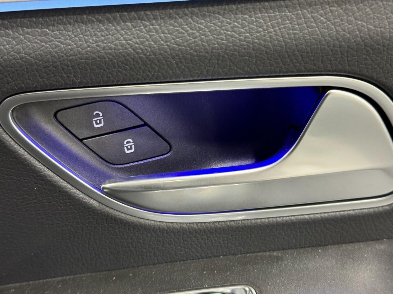 Mercedes-Benz GLE Vehicle Full-screen Gallery Image 22