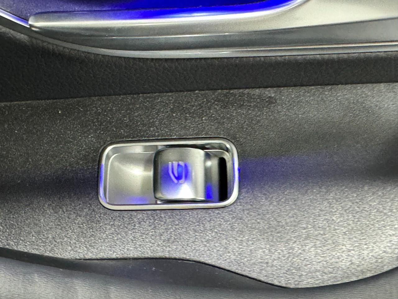 Mercedes-Benz GLE Vehicle Full-screen Gallery Image 23