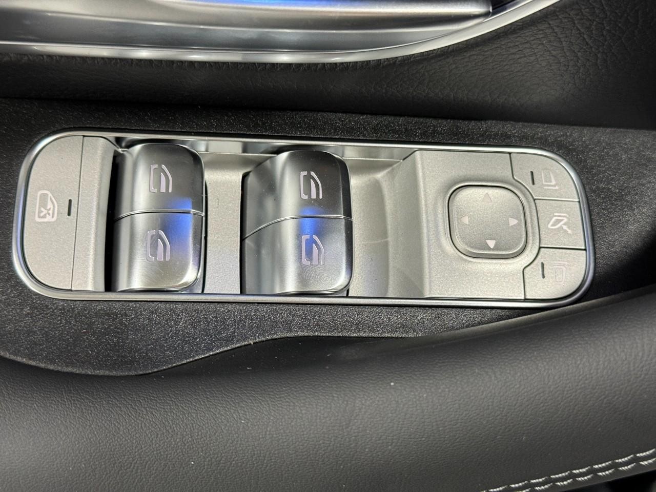 Mercedes-Benz GLE Vehicle Full-screen Gallery Image 27