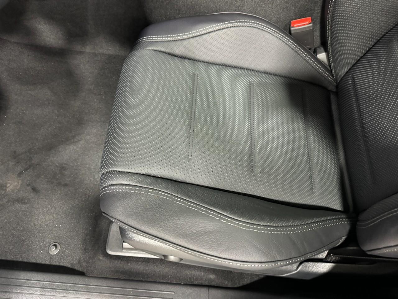 Mercedes-Benz GLE Vehicle Full-screen Gallery Image 30