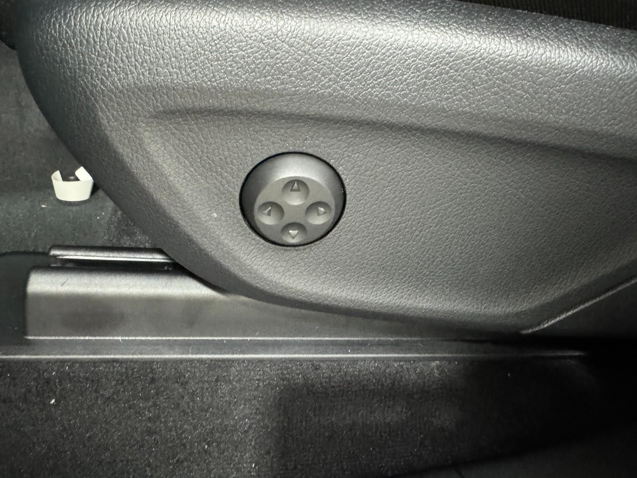 Mercedes-Benz GLE Vehicle Full-screen Gallery Image 31