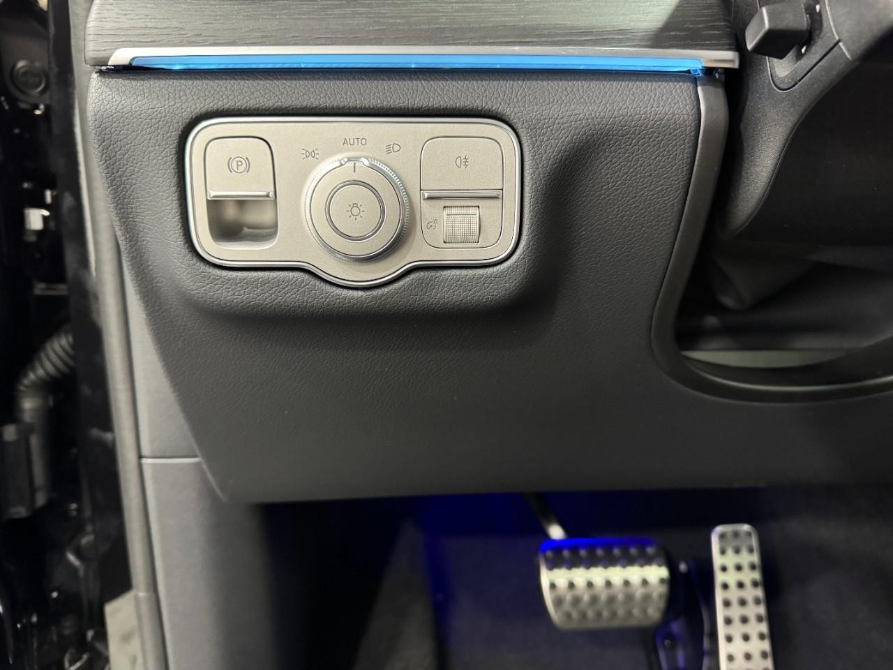 Mercedes-Benz GLE Vehicle Full-screen Gallery Image 32