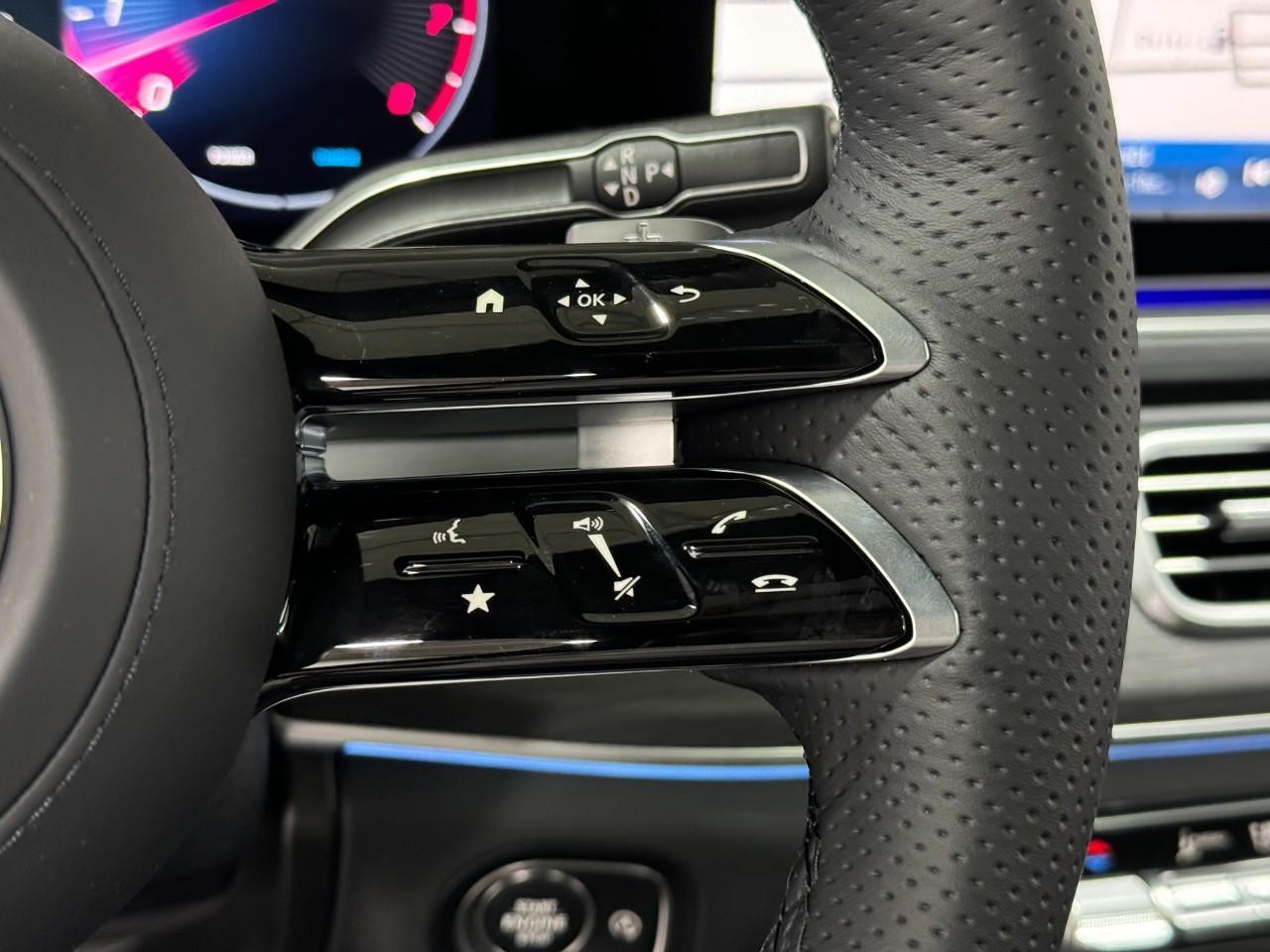 Mercedes-Benz GLE Vehicle Full-screen Gallery Image 34