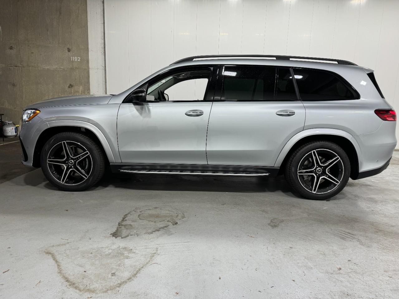 Mercedes-Benz GLS Vehicle Full-screen Gallery Image 2