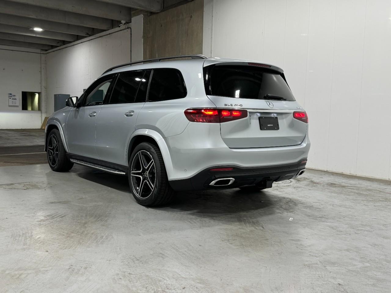 Mercedes-Benz GLS Vehicle Full-screen Gallery Image 3