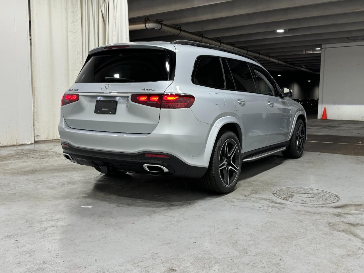 Mercedes-Benz GLS Vehicle Full-screen Gallery Image 4