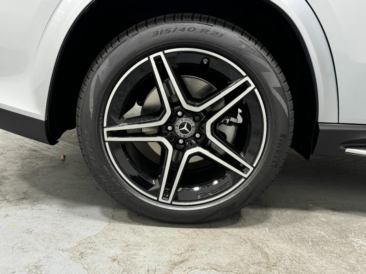 Mercedes-Benz GLS Vehicle Full-screen Gallery Image 5