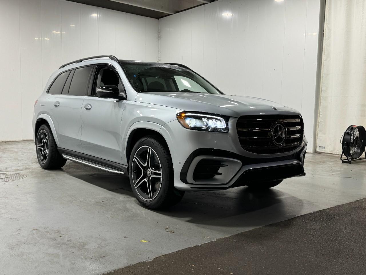 Mercedes-Benz GLS Vehicle Full-screen Gallery Image 6