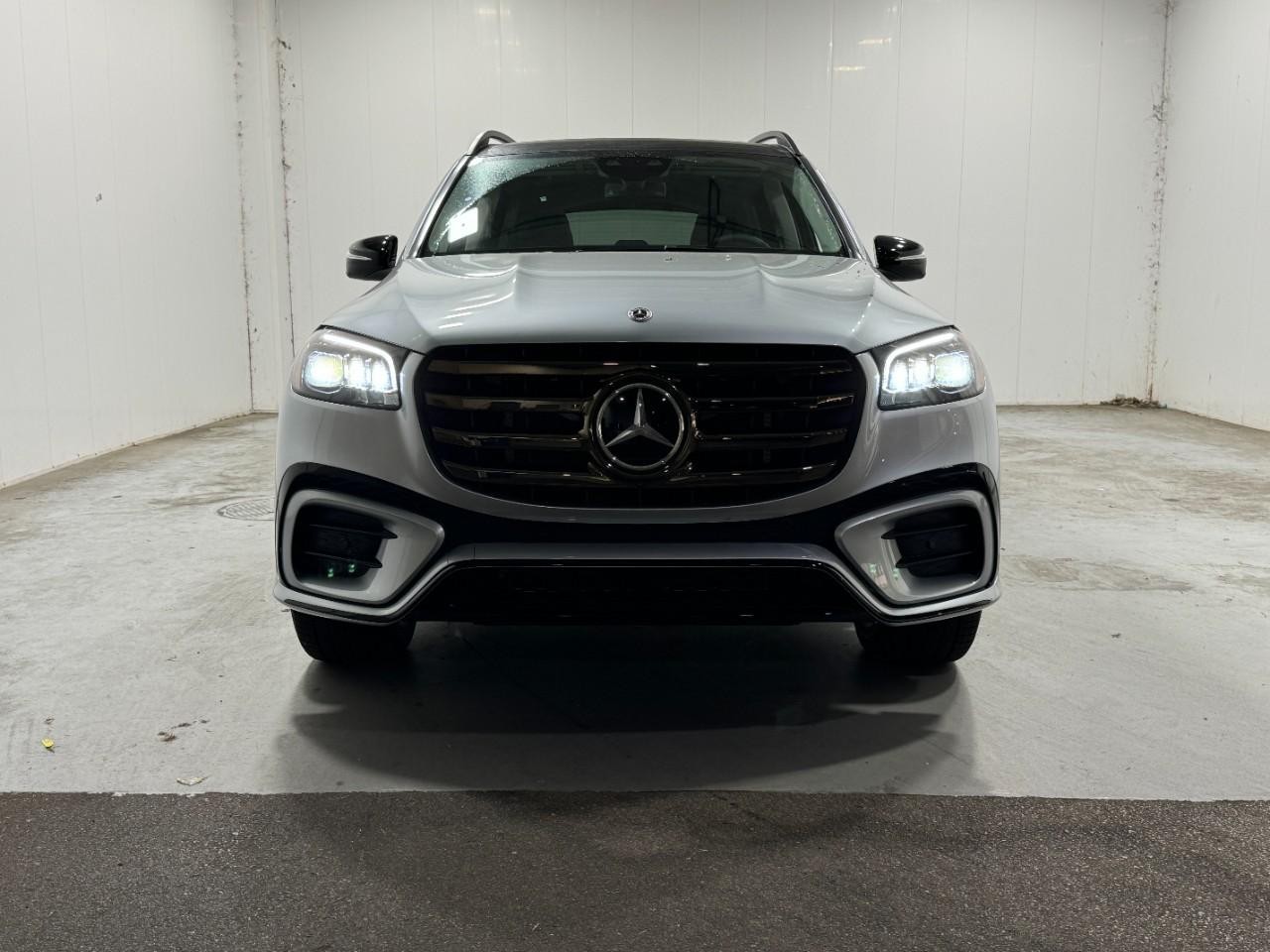 Mercedes-Benz GLS Vehicle Full-screen Gallery Image 7