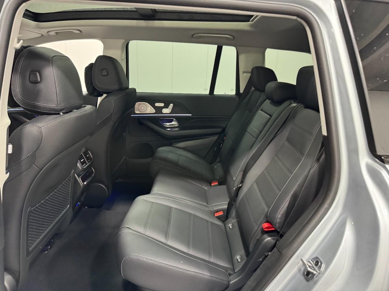 Mercedes-Benz GLS Vehicle Full-screen Gallery Image 9