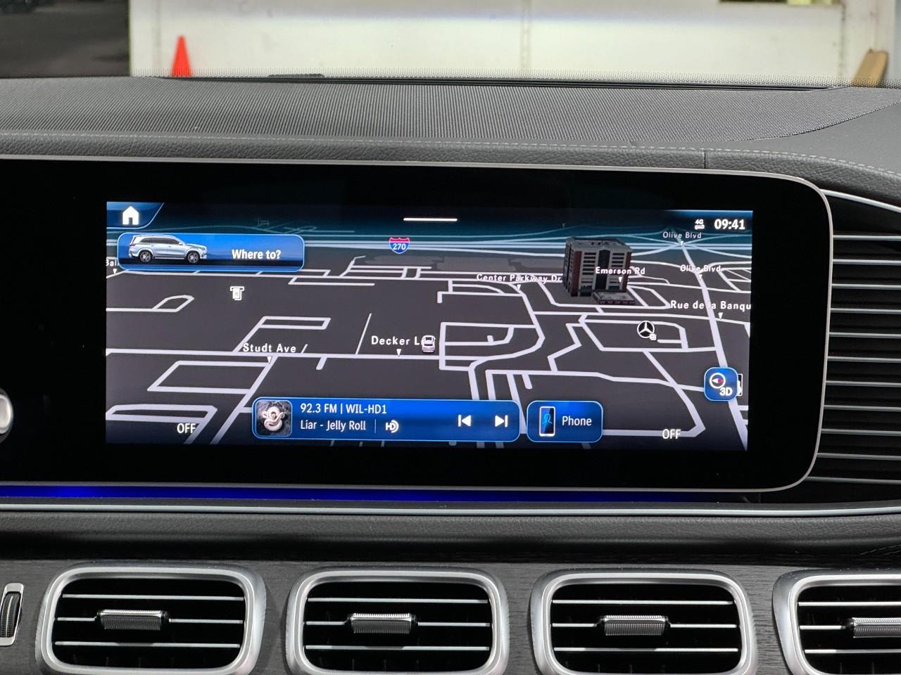 Mercedes-Benz GLS Vehicle Full-screen Gallery Image 17