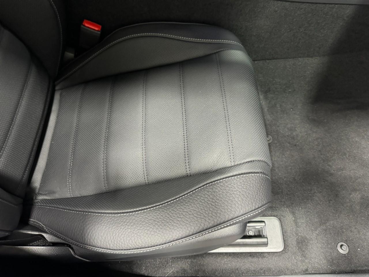 Mercedes-Benz GLS Vehicle Full-screen Gallery Image 22