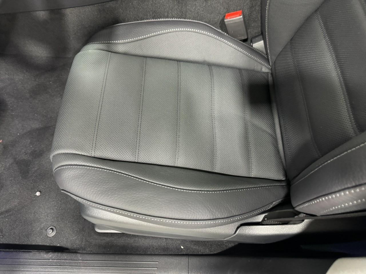 Mercedes-Benz GLS Vehicle Full-screen Gallery Image 32