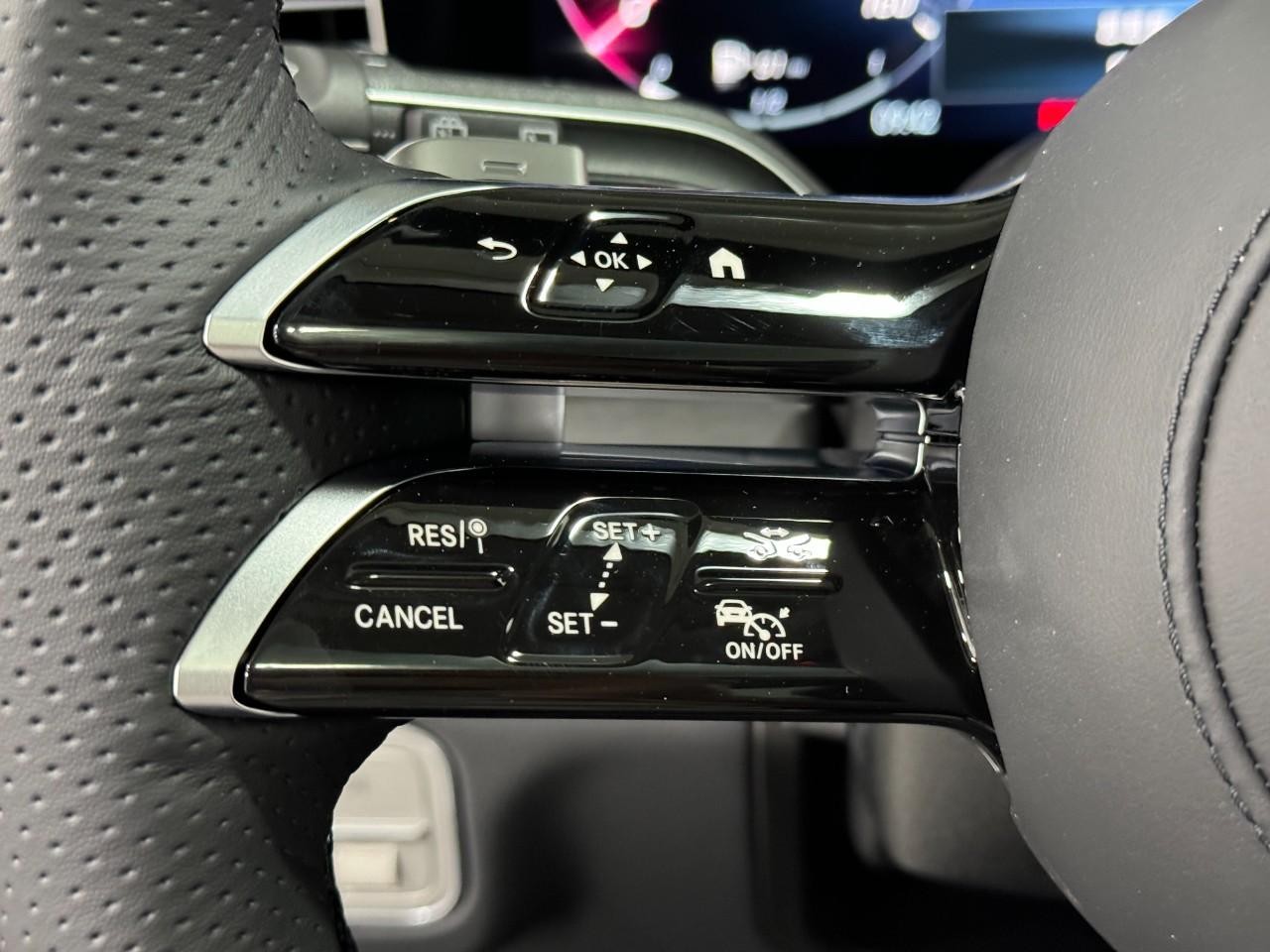 Mercedes-Benz GLS Vehicle Full-screen Gallery Image 34