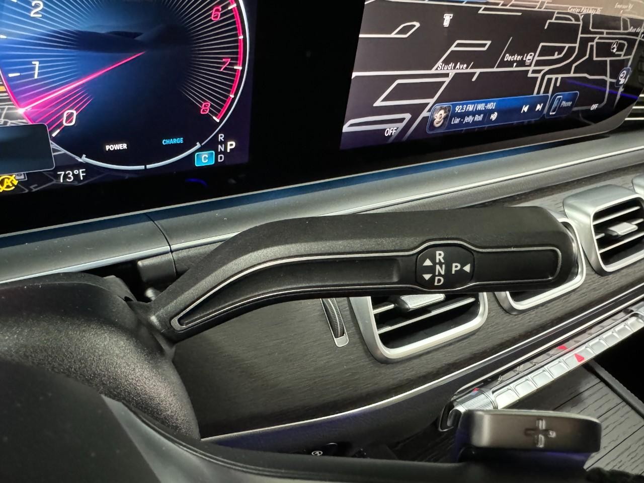 Mercedes-Benz GLS Vehicle Full-screen Gallery Image 37