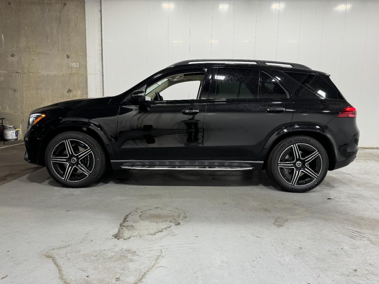 Mercedes-Benz GLE Vehicle Full-screen Gallery Image 2