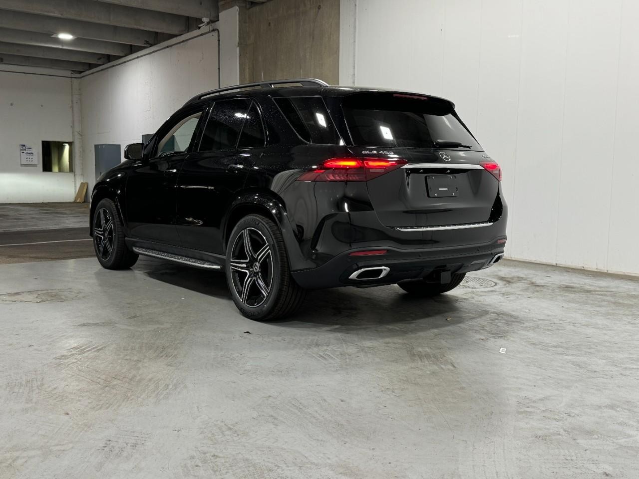 Mercedes-Benz GLE Vehicle Full-screen Gallery Image 3