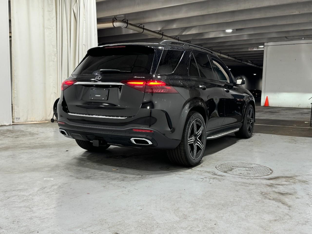 Mercedes-Benz GLE Vehicle Full-screen Gallery Image 4