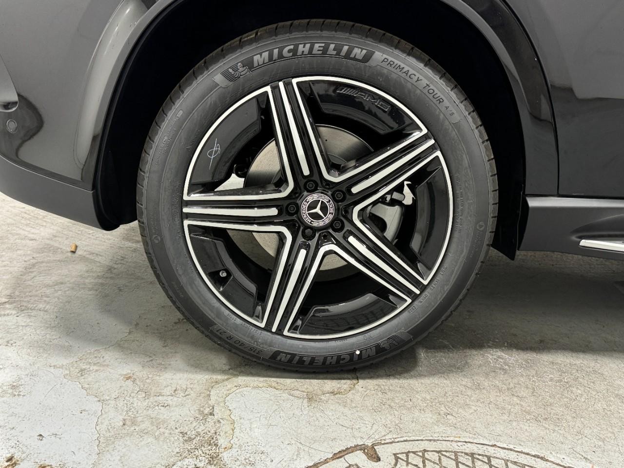 Mercedes-Benz GLE Vehicle Full-screen Gallery Image 5